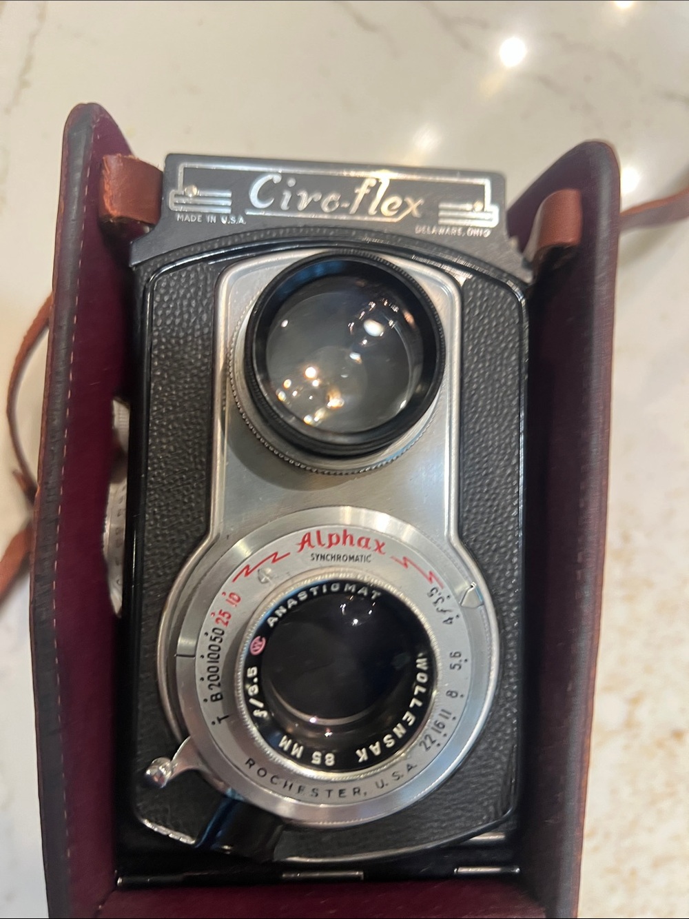 Twin-Lens Vintage Ciro- flex Film Camera in Black with Brown Case - Picture 3 of 7